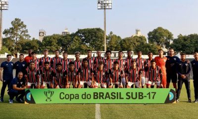 Equipe do São Paulo perfilada antes de uma partida da Copa do Brasil Sub-17 (Foto: Miguel Schincariol)