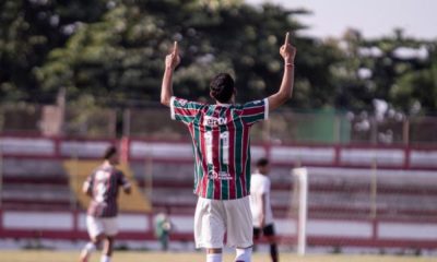 Isaque, do Fluminense, comemorando um dos gols da vitória sobre o Sport pela Copa do Brasil Sub-17 (Foto: Leonardo Brasil/FFC)