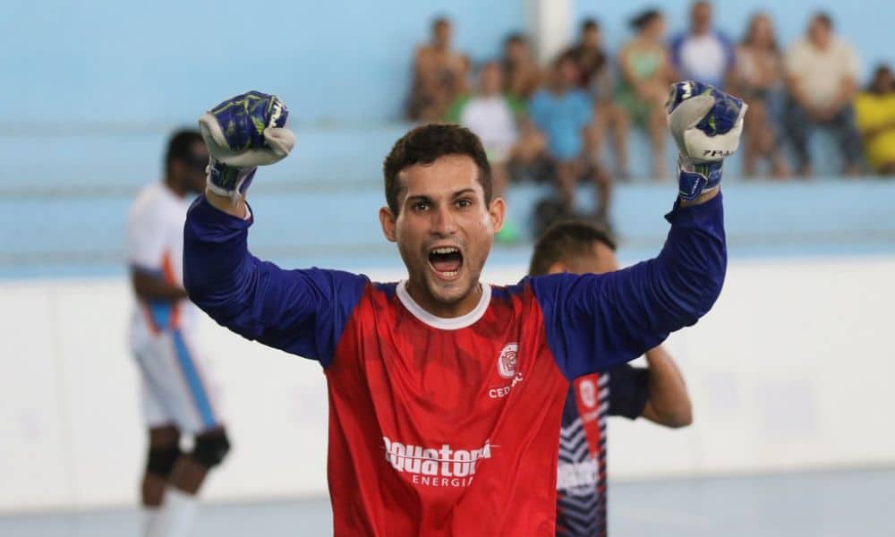 Goleiro Jairo, do Cedemac, está olhando diretamente para a câmera, com os braços erguidos e expressão de vibração, após a semifinal do Regional Nordeste de futebol de cegos (Foto: Renan Cacioli/ CBDV)