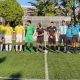 Equipes juvenis de Brasil, à esquerda, e Argentina, à direita da imagem, estão perfiladas no centro do gramado ao lado da arbitragem antes do jogo pela Copa Tango de futebol de cegos (Foto: Fadec/Divulgação)