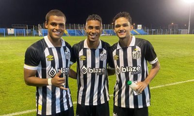 Enzo Monteiro, Felipe Laurindo e Mateus Xavier (da esquerda para direita) celebrando a vitória no Brasileiro Sub-20 (Reprodução/Twitter/@SantosFC)