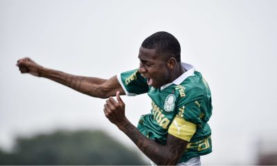 Patrick, jogador do Palmeiras, comemorando seu gol na vitória sobre o Corinthians pelo Brasileiro Sub-20 (Foto: Ronaldo Barreto)