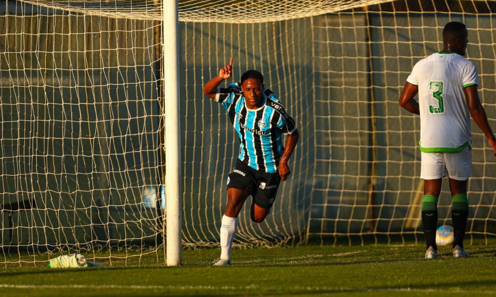 Comemoração do jogador do Grêmio na vitória sobre o América-MG pelo Brasileiro Sub-20 (Renan Jardim/Grêmio FBPA)
