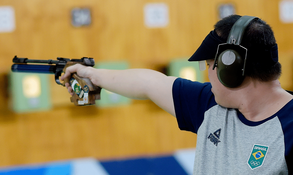 Felipe Wu atirando no Campeonato das Américas de tiro esportivo; Caio Silas de Almeida também competiu