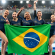 Equipe da ginástica artística feminina do Brasil pousa para foto com bandeira do país no Troféu de Jesolo - com Flávia Saraiva e Rebeca Andrade