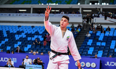 Guilherme Schimidt ergue a mão e faz o sinal de número três no Campeonato Pan-Americano e da Oceania de judô