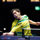 Hugo Calderano golpeia bolinha na Copa do Mundo de tênis de mesa de Macau
