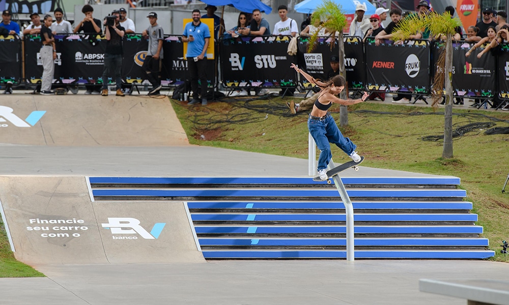 Na imagem, Isabelly Ávila descendo o corrimão com seu skate, no Street do STU de Porto Alegre.