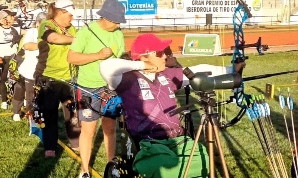 Jane Karla em ação durante competição de tiro com arco convencional na Espanha