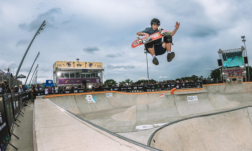 Na imagem, Kalani Konig saltando durante manobra no park do STU Porto Alegre.