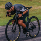 Luca Ascenço em ação no ciclismo da Copa Europeia Júnior de triatlo