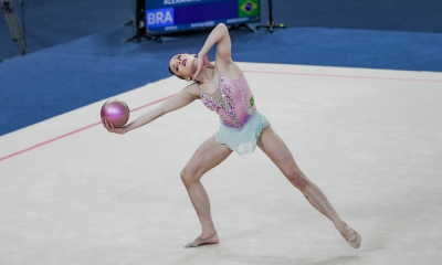 Maria Eduarda Alexandre em ação na bola na Copa do Mundo de ginástica rítmica em Sofia