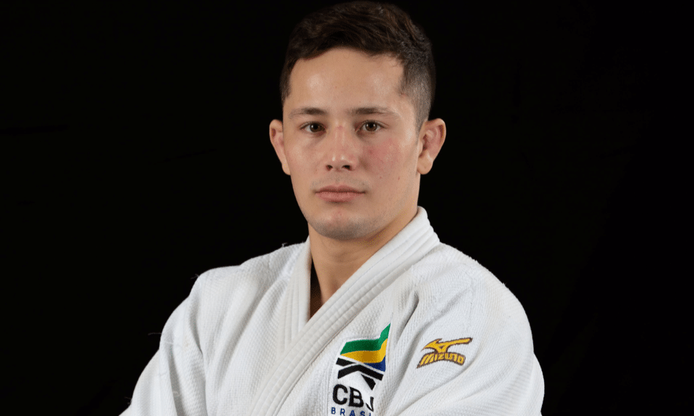 Matheus Takaki olha para foto; o judoca foi suspenso por doping e está fora de Paris