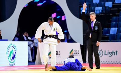 Rafaela Silva, de cabeça baixa, ajeita judogi branco enquanto adversária está no tatame no Campeonato Pan-Americano e da Oceania de judô