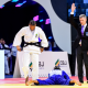 Rafaela Silva, de cabeça baixa, ajeita judogi branco enquanto adversária está no tatame no Campeonato Pan-Americano e da Oceania de judô