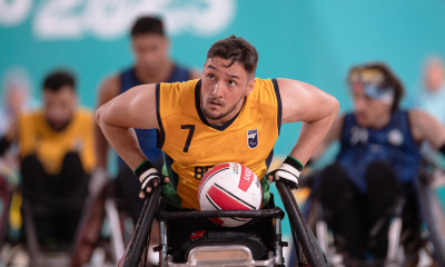 Jogador da seleção brasileira de rúgbi em cadeira de rodas com a bola durante partida; o país receberá a Copa América da modalidade de 2025, no Centro de Treinamento Paralímpico