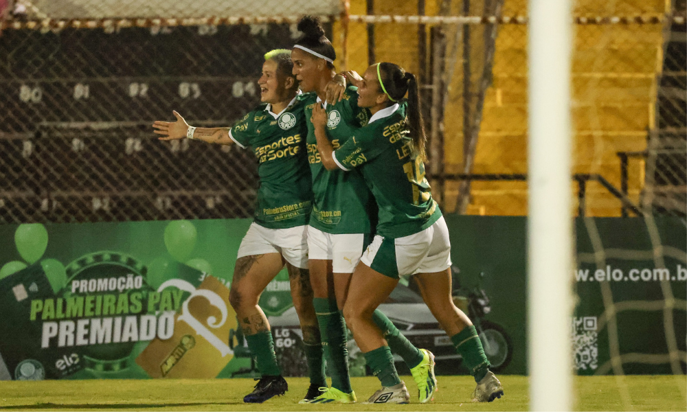 Jogadoras do Palmeiras comemoram gol contra o América no Brasileirão Feminino