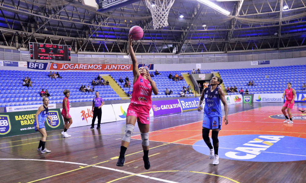 Lance do jogo entre Blumenau e Catanduva