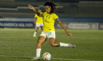 Jogadora do Brasil cobra pênalti no jogo contra o Paraguai no Sul-Americano Sub-20