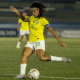 Jogadora do Brasil cobra pênalti no jogo contra o Paraguai no Sul-Americano Sub-20