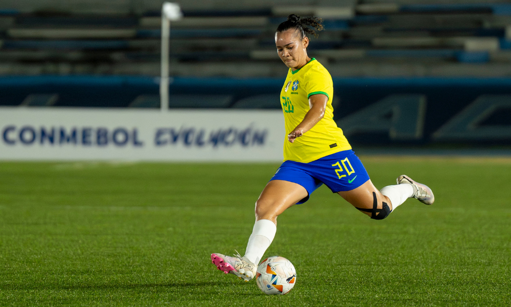 Carol, do Brasil, chuta a bola no jogo contra a Venezuela no Sul-Americano Sub-20 de futebol feminino