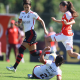 Jogadoras de Flamengo e Internacional disputam a bola em jogo do Brasileirão Feminino