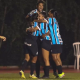 Jogadoras do Grêmio se abraçam após gol contra o Internacional no Brasileirão Feminino