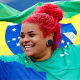 Izabela Silva comemora com bandeira do brasil. Ela fez o índice olímpico do lançamento do disco em prova da diamond league