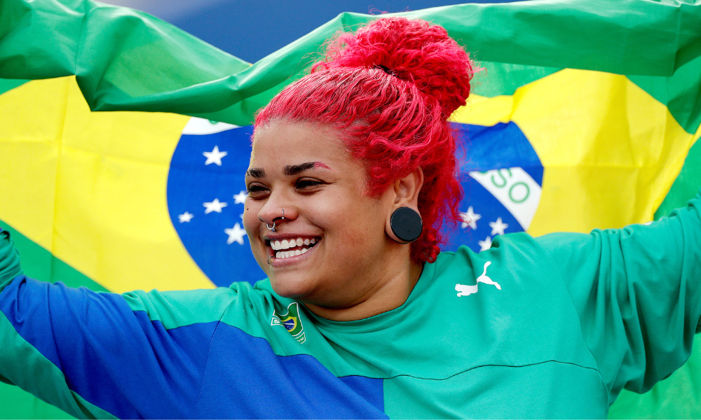 Izabela Silva comemora com bandeira do brasil. Ela fez o índice olímpico do lançamento do disco em prova da diamond league