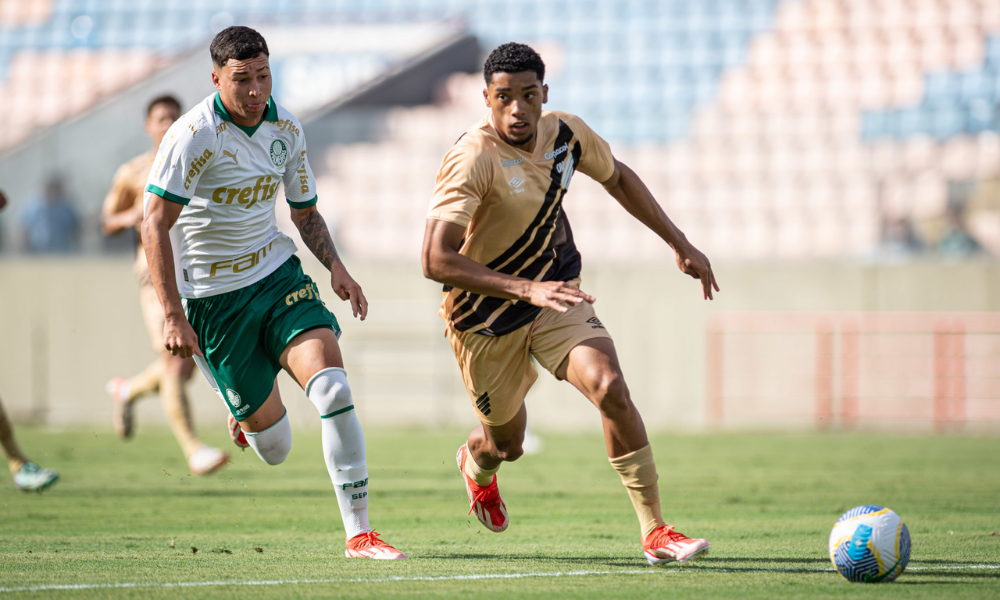 Lance do jogo entre Palmeiras e Athlético Paranaense no Brasileirão Sub-20
