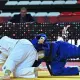 De quimono branco, Érika aplica golpe na norte-americana Christella Garcia durante luta em Antalya (Foto: Tamara Kulumbegashvili/ IJF)