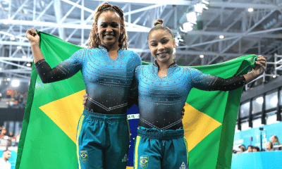 Flávia Saraiva e Rebeca Andrade com a bandeira do Brasil no Troféu Jesolo de ginástica