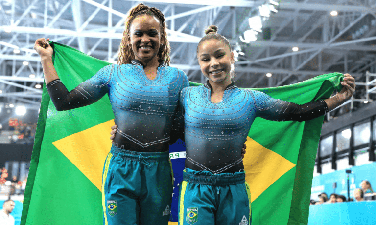 Flávia Saraiva e Rebeca Andrade com a bandeira do Brasil no Troféu Jesolo de ginástica