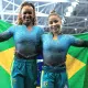 Flávia Saraiva e Rebeca Andrade com a bandeira do Brasil no Troféu Jesolo de ginástica