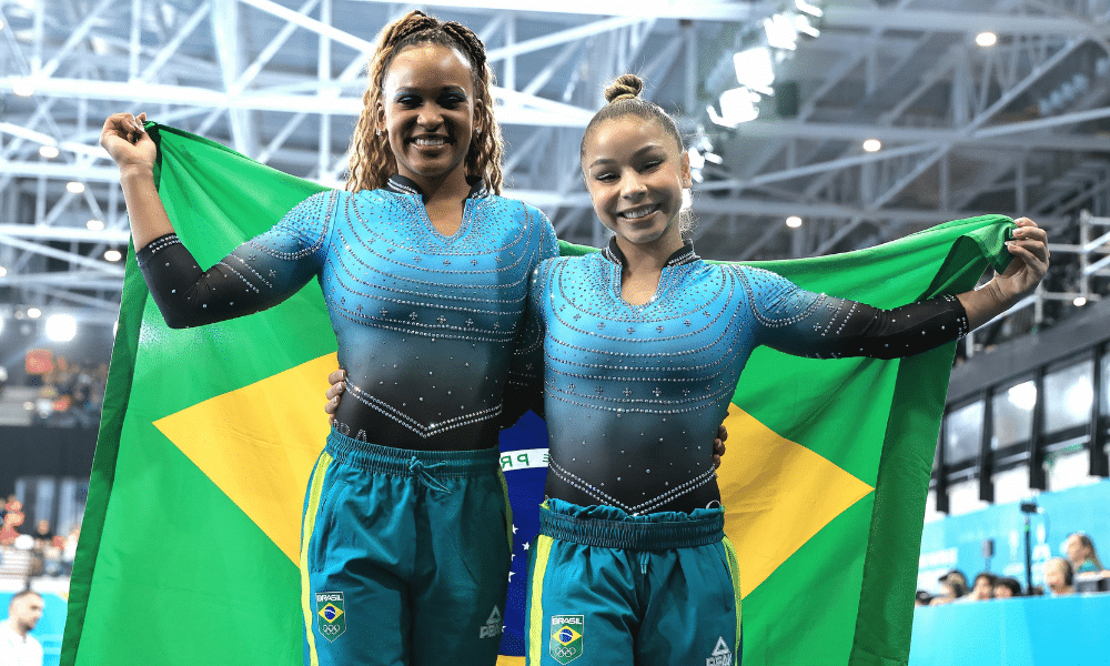 Flávia Saraiva e Rebeca Andrade com a bandeira do Brasil no Troféu Jesolo de ginástica