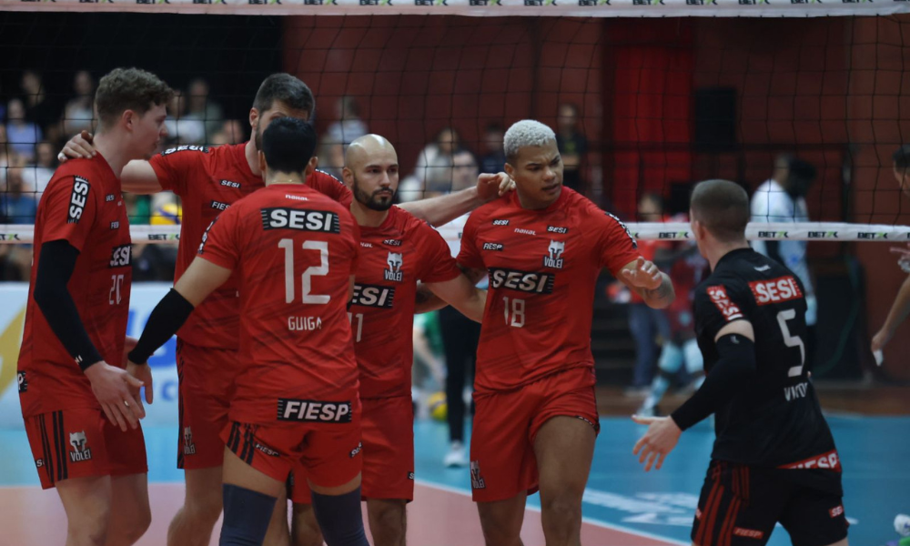 Jogadores do Sesi Bauru comemoram ponto contra Joinville na Superliga Masculina de vôlei