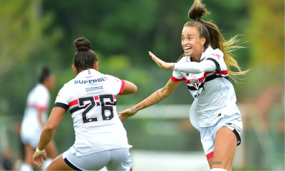 jogadoras do São Paulo celebram gol contra o Botafogo no Brasileirão Feminino