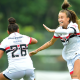 jogadoras do São Paulo celebram gol contra o Botafogo no Brasileirão Feminino