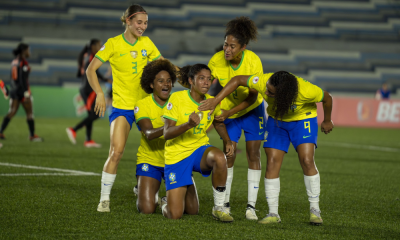 Rebeca após marcar gol em Brasil x Colômbia no Sul-Americano Feminino sub-20 de futebol