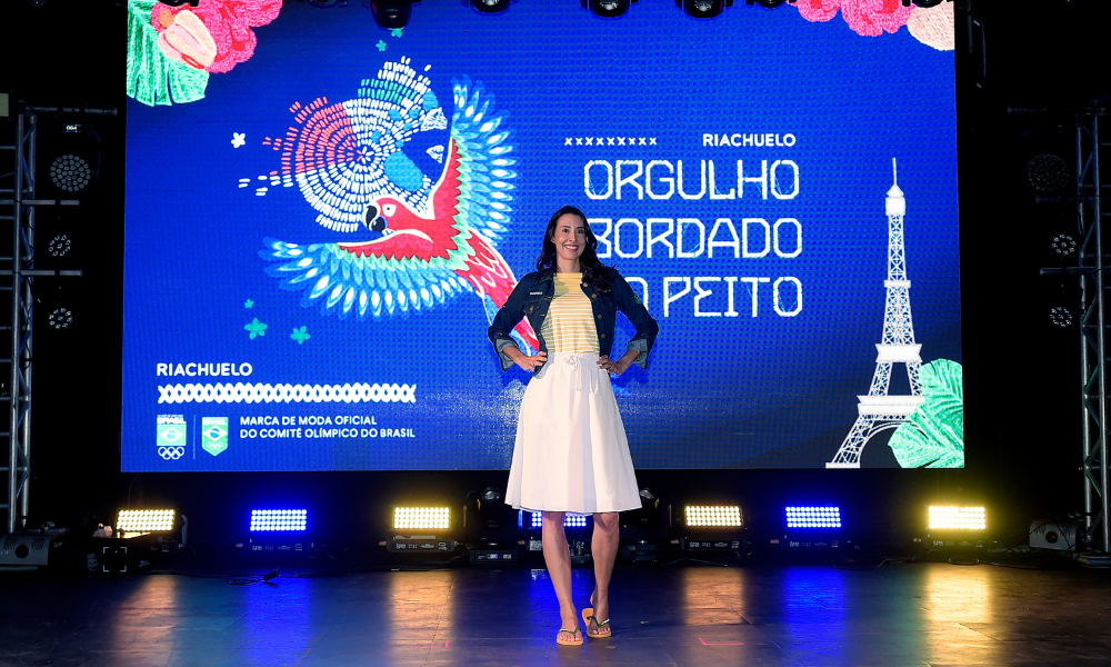 Sheilla com o uniforme da cerimônia de abertura do Time Brasil para os Jogos Olímpicos de Paris-2024
