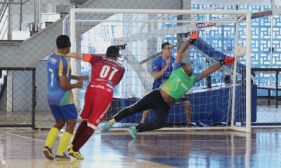 Goleiro Henrique, da ADVP, salta para o seu canto direito e faz a ponte em finalização de Jeferson, da Adef, que aparece de costas no instante da imagem. Foto: Renan Cacioli/ CBDV