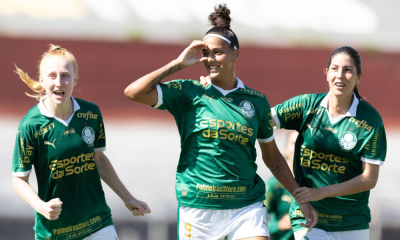 Amanda Gutierres comemora com companheiras a vitória do Palmeiras sobre o Real Brasília no Brasileirão Feminino