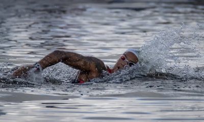 A atleta Ana Marcela nadando nas Olimpíadas de Tóquio.