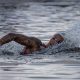 A atleta Ana Marcela nadando nas Olimpíadas de Tóquio.