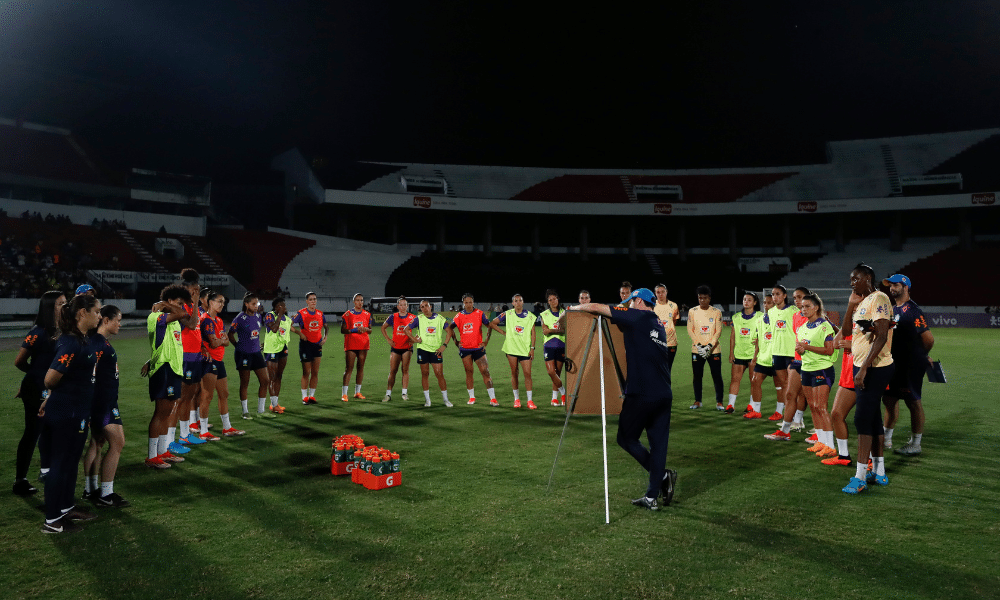 Arthur Elias comandando treino da Seleção Feminina de futebol
