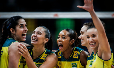 Jogadoras da seleção brasileira de vôlei feminino vibrando após vitória na Liga das Nações de vôlei feminino - VNL