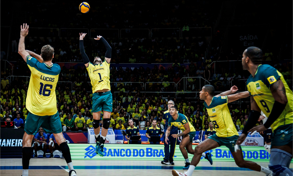 Bruninho levanta bola durante partida de estreia da Liga das Nações de vôlei masculino. Brasil x Cuba