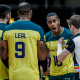 Lucarelli anima companheiros da seleção brasileira durante partida entre Brasil e Cuba pela VNL