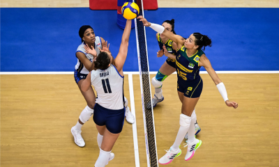 Carol disputa bola na rede em duelo entre Brasil e Itália na Liga das Nações de vôlei feminino - VNL