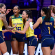 Jogadoras do Brasil comemoram vitória no tie-break diante do Japão na Liga das Nações de vôlei feminino